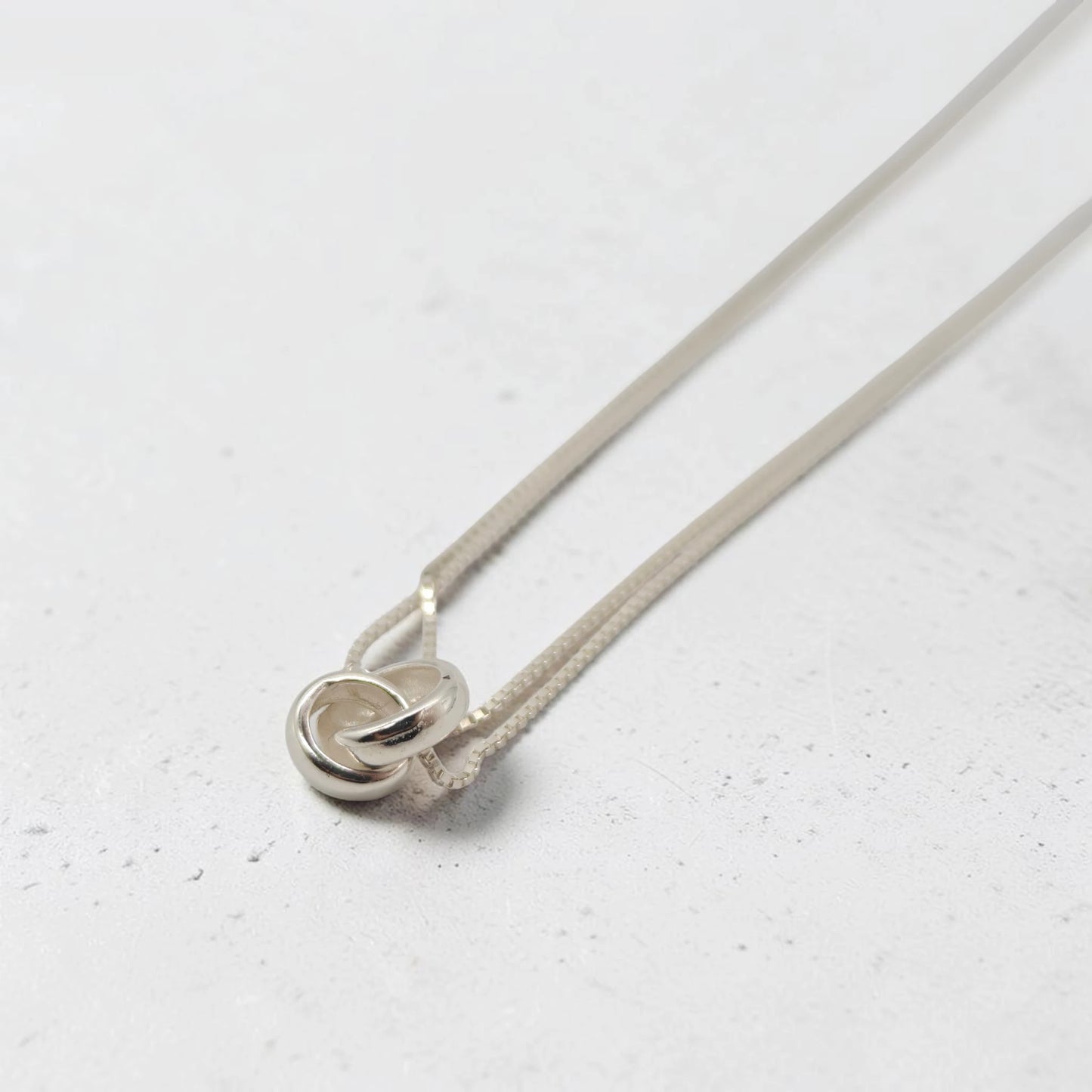 Minimalist Interlocking Double-Layer Necklace